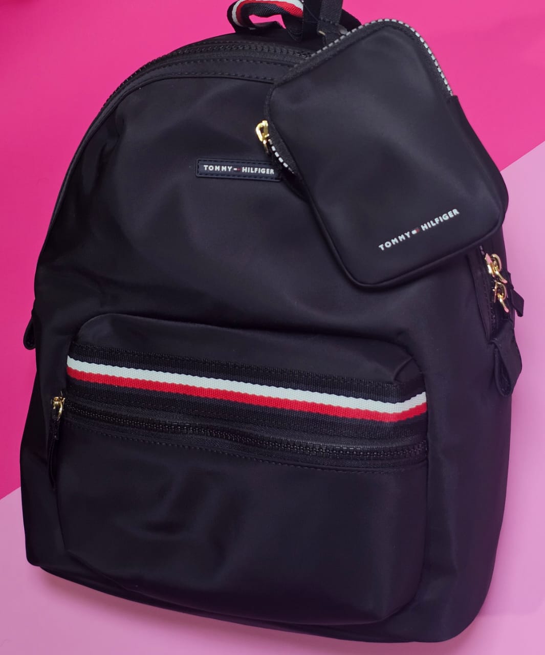 MOCHILA TOMMY COLOR NEGRO ESTILO CUERO CON MONEDERO