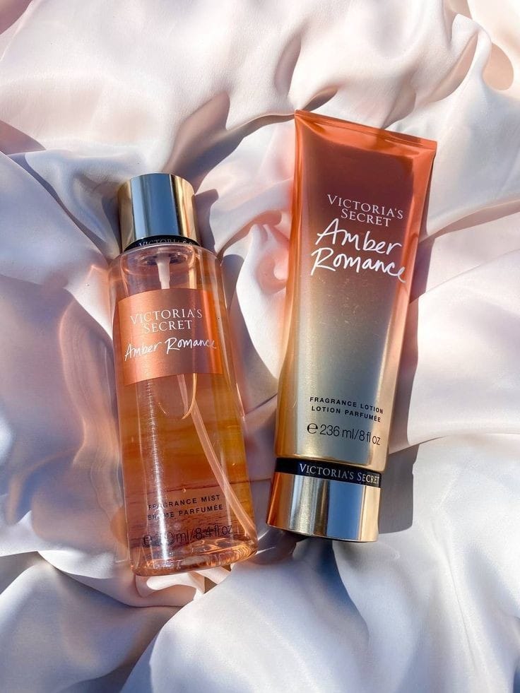 VICTORIAS SECRET AMBER ROMANCE BODY MIST 250ML +BODY LOTION 236ML PARA MUJER